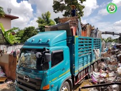 ทีมงานขึ้นสินค้าประเภทเหล็กเตรียมส่งออก